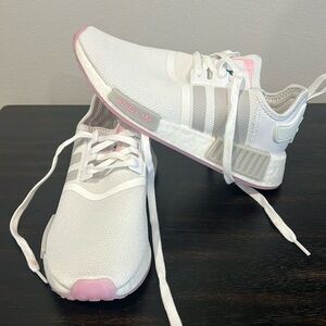 White/pink adidas nmd’s